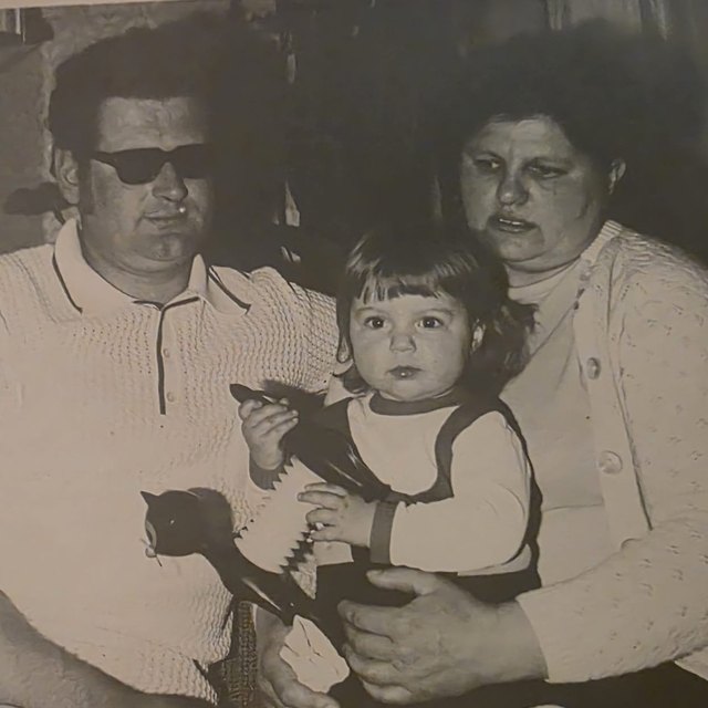 Anja Kosmol, Hier 1974, bei Oma und Opa auf dem Schoß